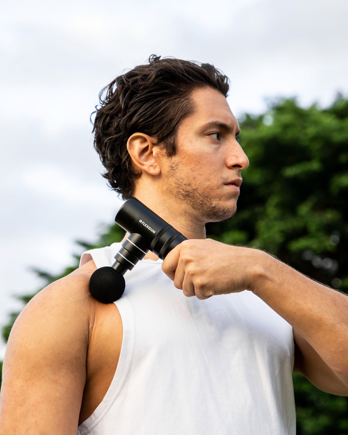 Flexgun mini ball head placed on the muscle at the top of the shoulder, beside the neck